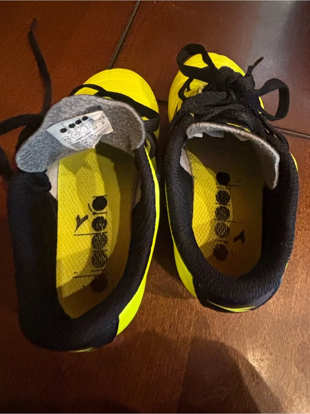 Diadora Kids Unisex Size 10 Soccer Cleats Barely Worn